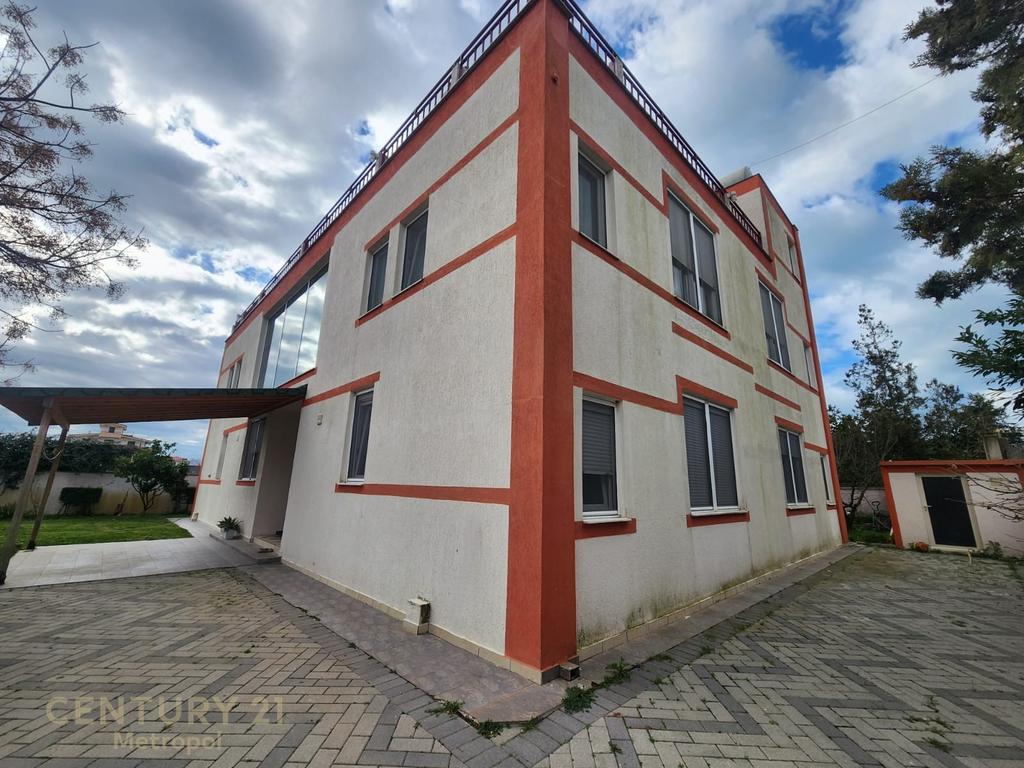 Vilë 6+5 Në Shitje në Periferia Durrës, Durrës - 840000€ | 600 m²