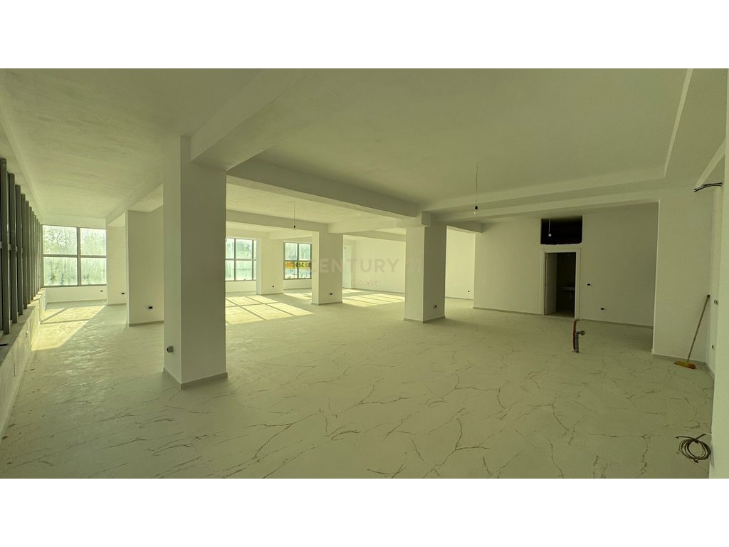 AMBIENT KOMERCIAL PREMIUM NE ZEMER TE  VLORES, BULEVARDI  VLORE -SKELE !