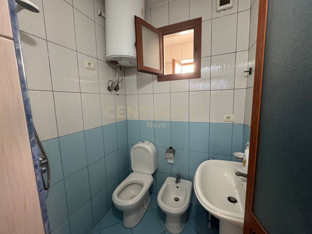 Shitet Apartament 3+1+2 Qender Lezhe