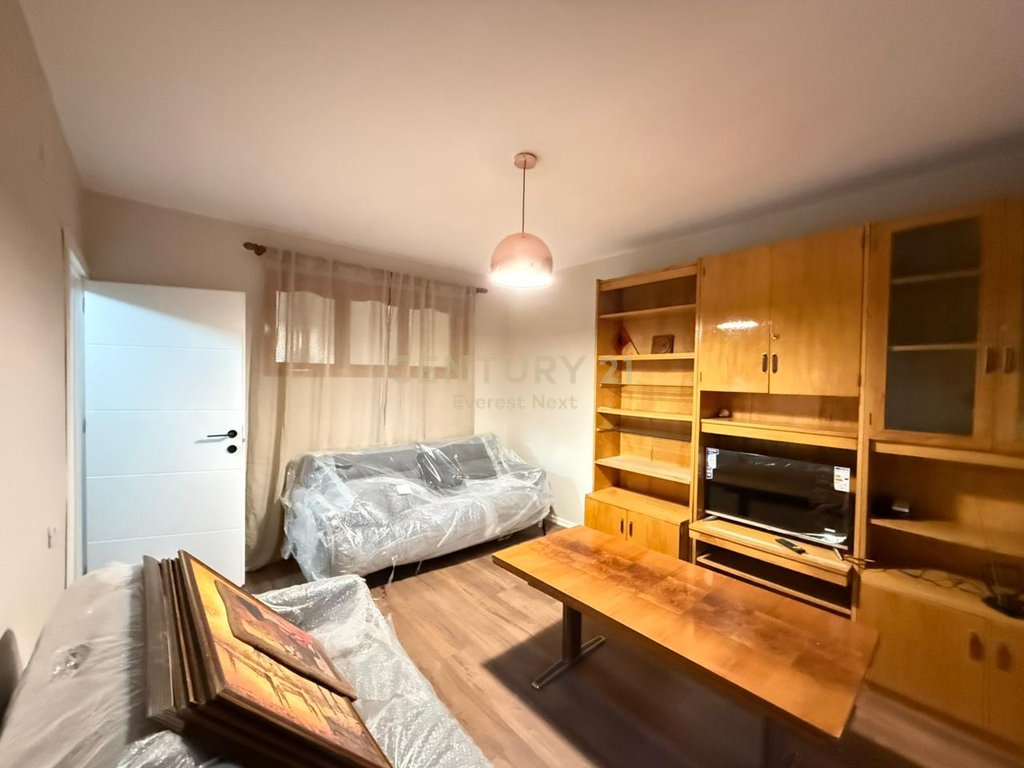 Jepet me Qira Apartament 1+1 (Ish Blloku)