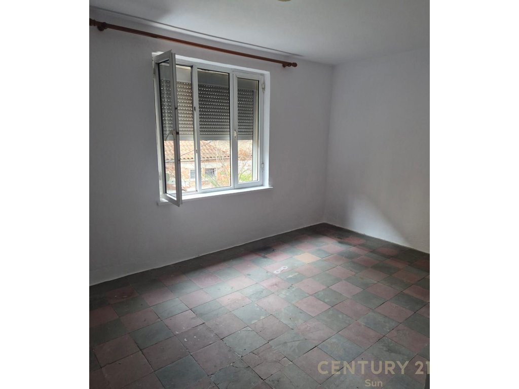 Apartament 1+1 për shitje – Rruga e Kavajës, pranë Garden Building!