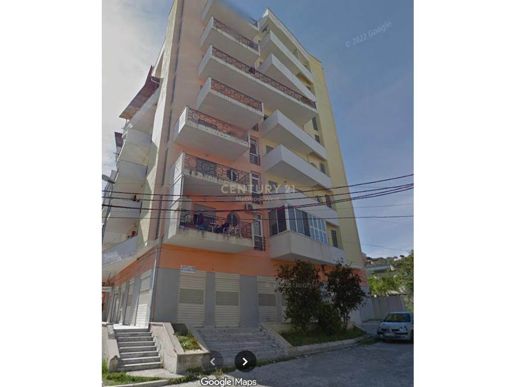 Shitet dyqan afër Spitalit të Durrësit  !