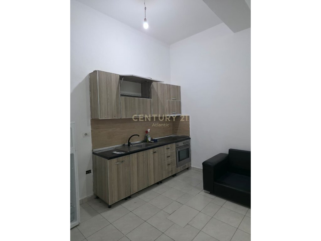 Apartament 2+1 për qira në Plazh, Stacioni i Parë – Durrës