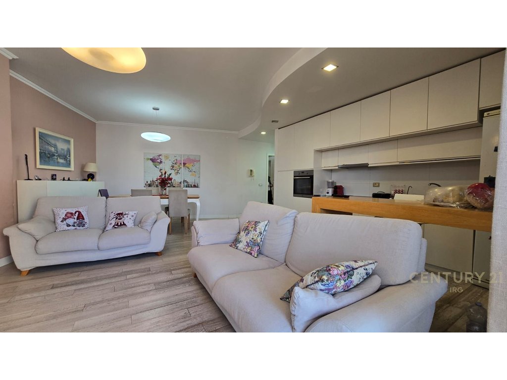 Shitet Apartament 3+1+2+poste parkimi te Rruga Peti  !!