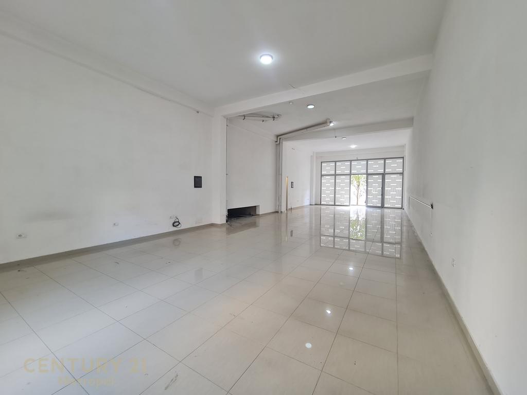 Jepet me Qira Njësi Shërbimi, pranë Rrugës Komuna e Parisit!