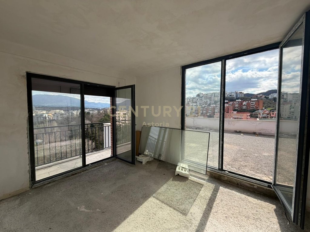 Apartament 1+1 me Verandë 90 m² – Kati 5, pamje e hapur nga Kopshti Botanik