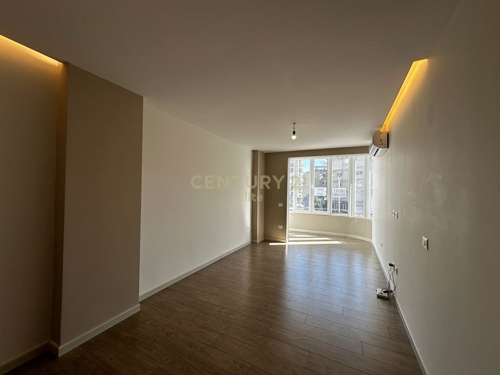 Shitet apartament 2+1 dhe garsoniere prane Ring Center