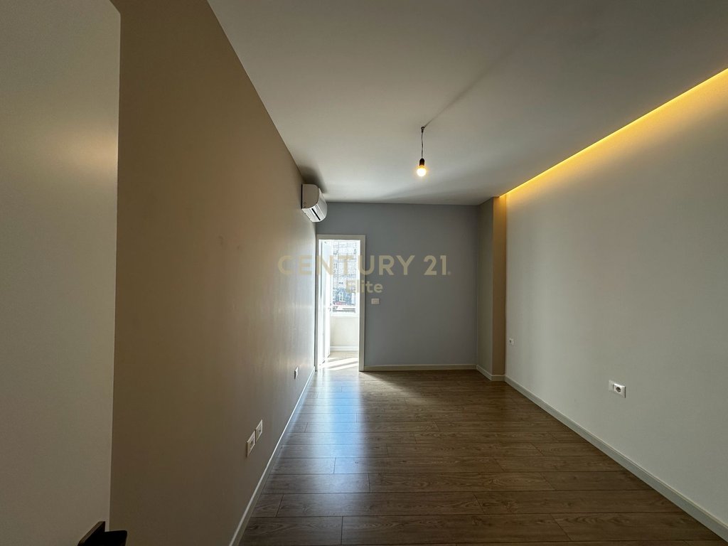 Shitet apartament 2+1 dhe garsoniere prane Ring Center