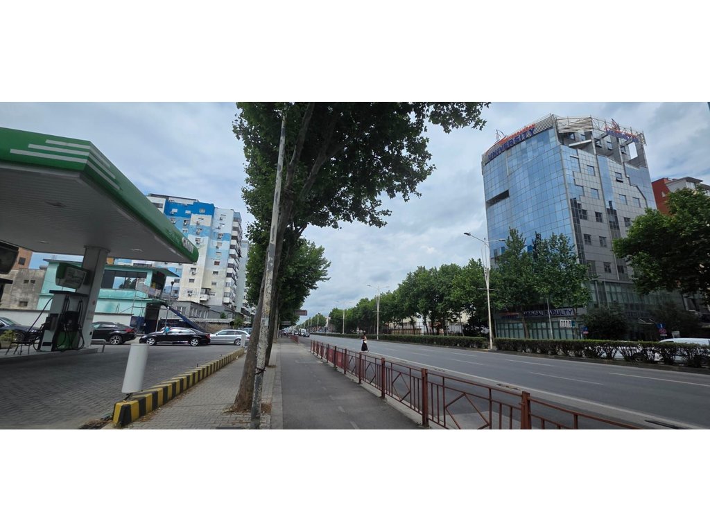 LAPRAKË- SHITET GODINË 2 KATE – BUZË RRUGE KRYESORE!