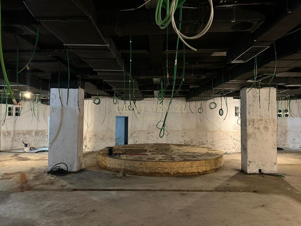 NJESI SHERBIMI (NIGHT CLUB) PER SHITJE NE LUNGOMARE