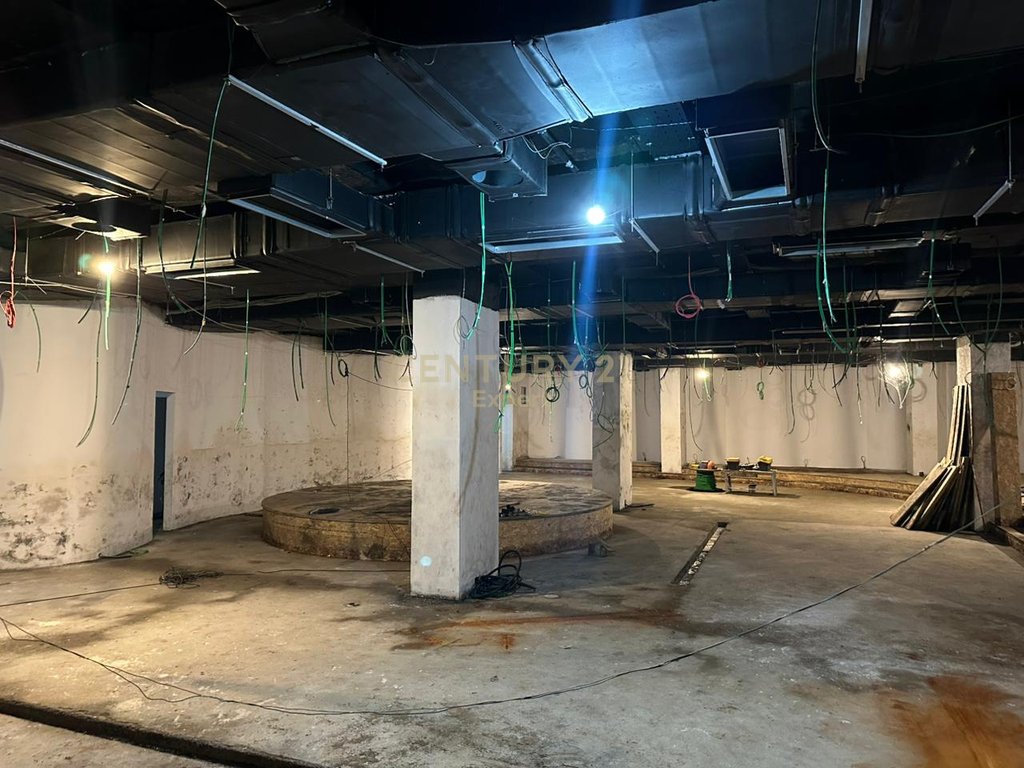 NJESI SHERBIMI (NIGHT CLUB) PER SHITJE NE LUNGOMARE