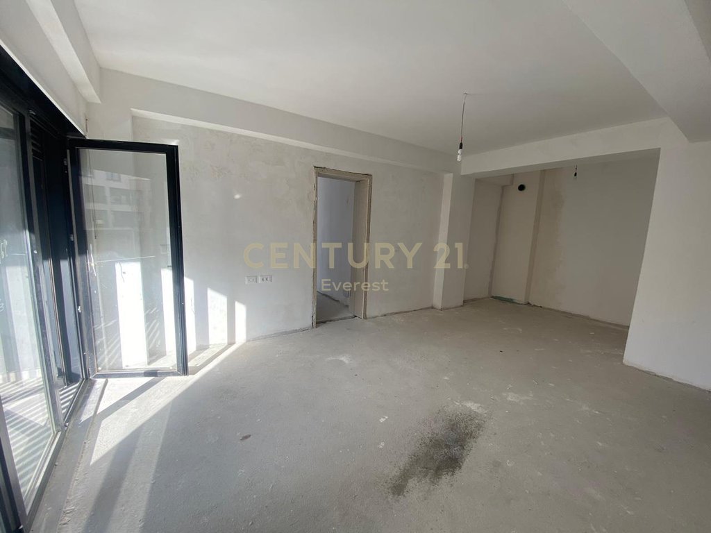 KODRA E DIELLIT 2, SHESIM APARTAMENT 3+1+2 ME VERANDE