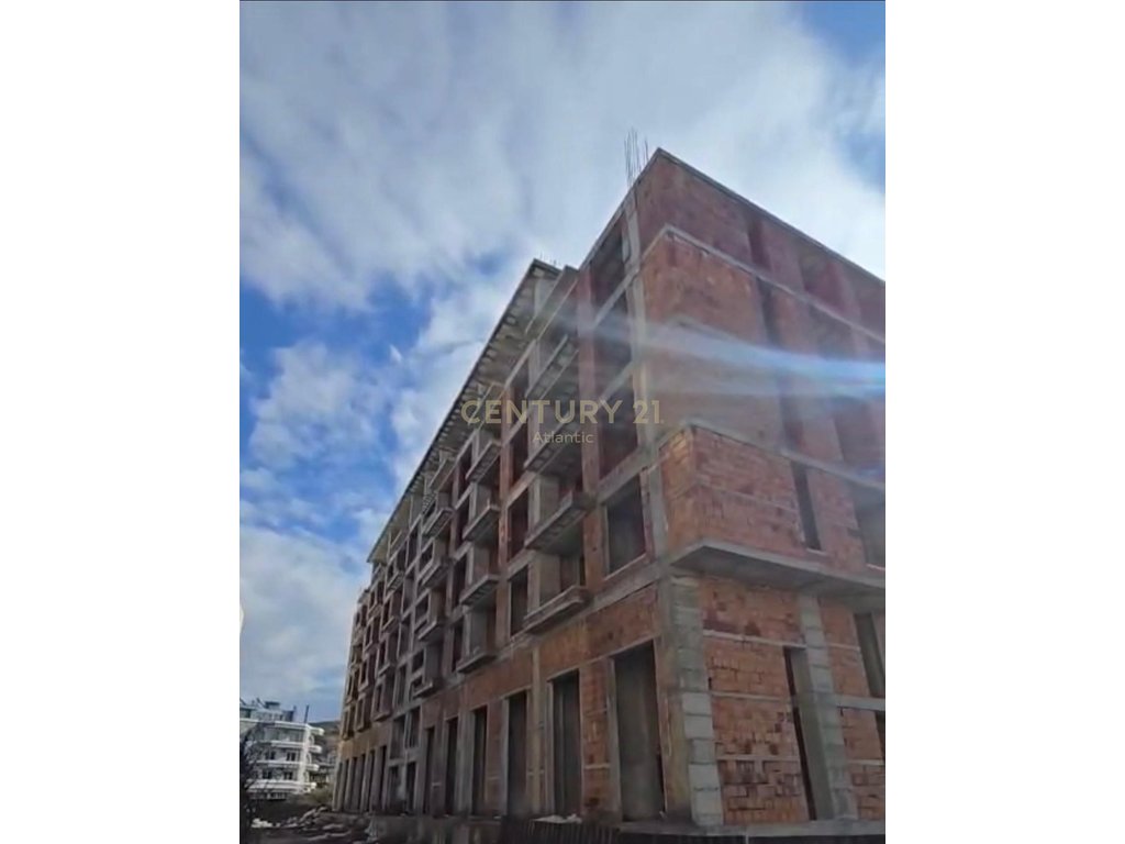 SHITET APARTAMENT 2+1, NDERTIM I RI GOLEM 200 METRA LARG DETIT!
