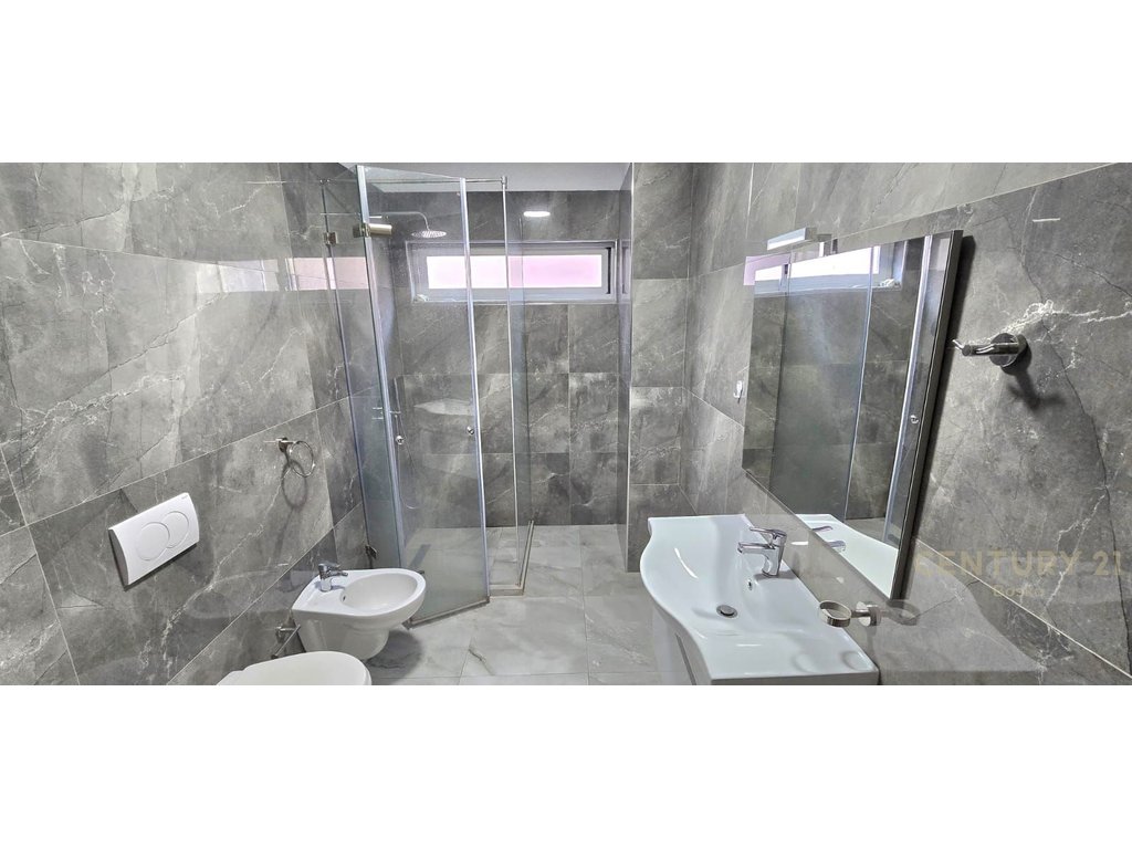 JEPET APARTAMEN 2+1 ME QIRA  PRANE SQUARE 21