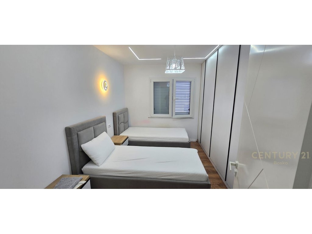 JEPET APARTAMEN 2+1 ME QIRA  PRANE SQUARE 21