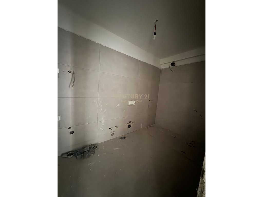 Shitet Apartament 2+1+2 tek Kompleksi Mirabella, Oxhaku