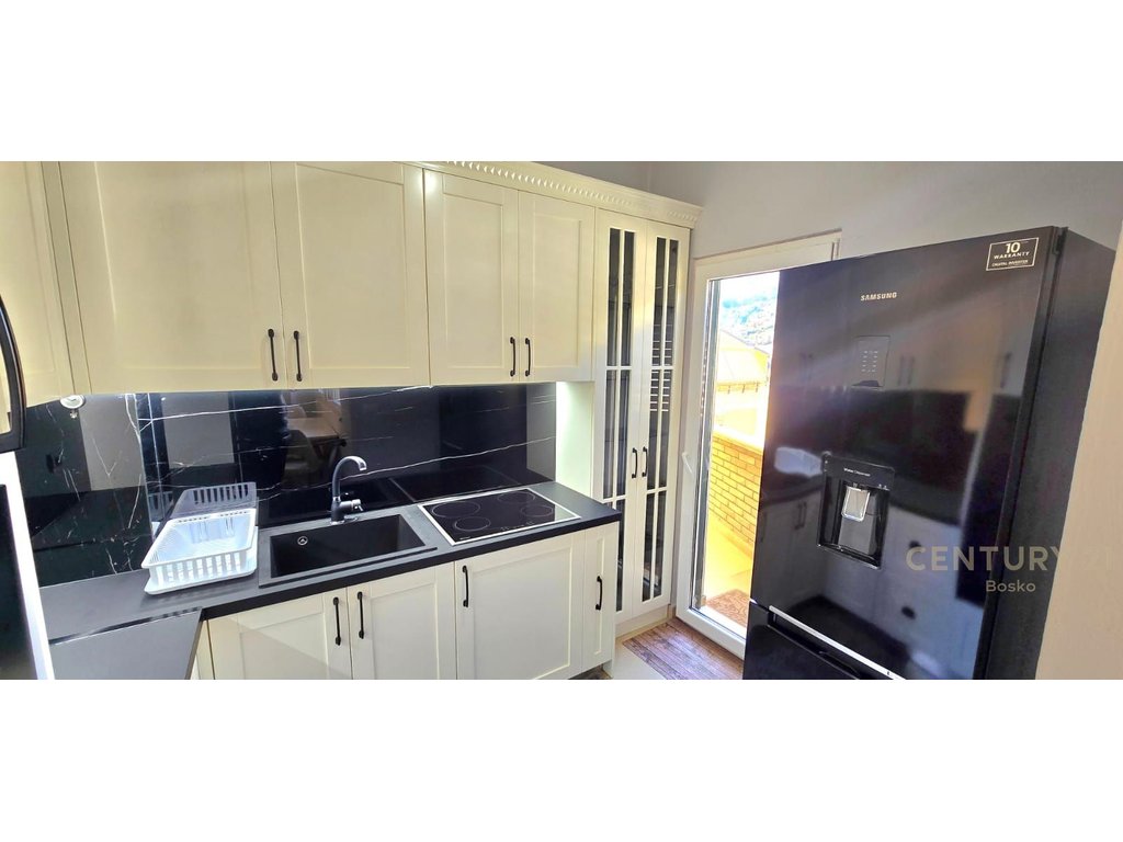 Shitet apartament 2+1+2 Ballkone në zonën e Liqenit të Thatë, pranë Hotel Radisson.