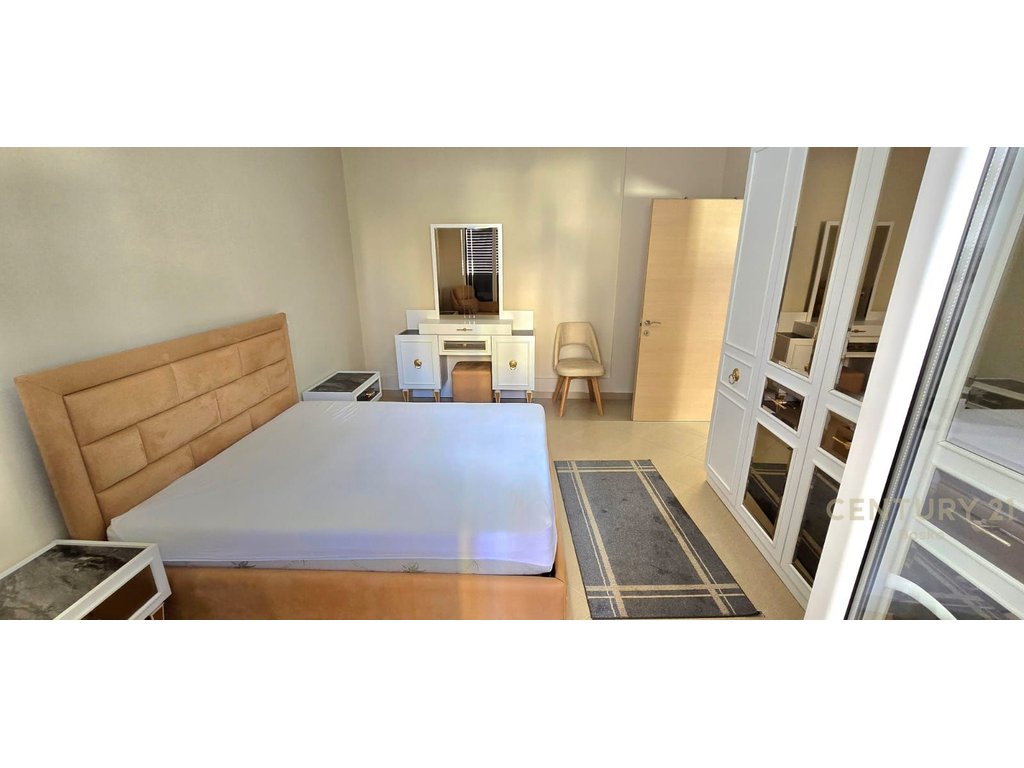 Shitet apartament 2+1+2 Ballkone në zonën e Liqenit të Thatë, pranë Hotel Radisson.