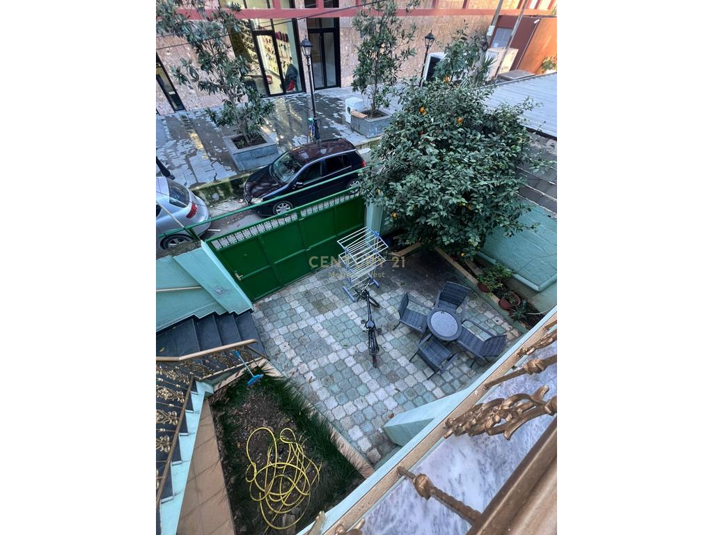 Kat Vile me qira në Rrugën e Kavajës, pranë Garden Building!