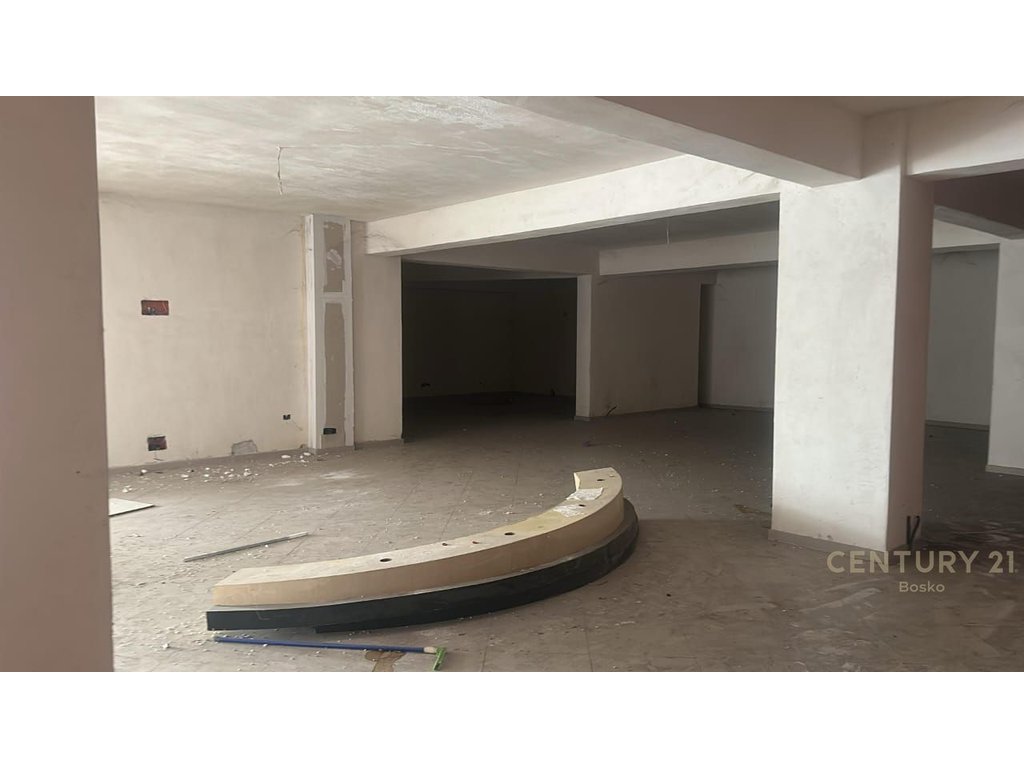 Shitet - Njesi Sherbimi 262 m2 , Kati përdhe  në Fresk