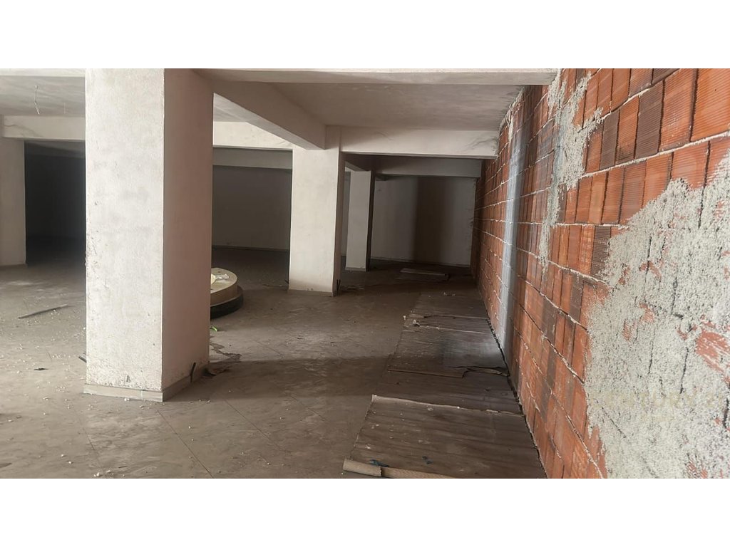 Shitet - Njesi Sherbimi 262 m2 , Kati përdhe  në Fresk