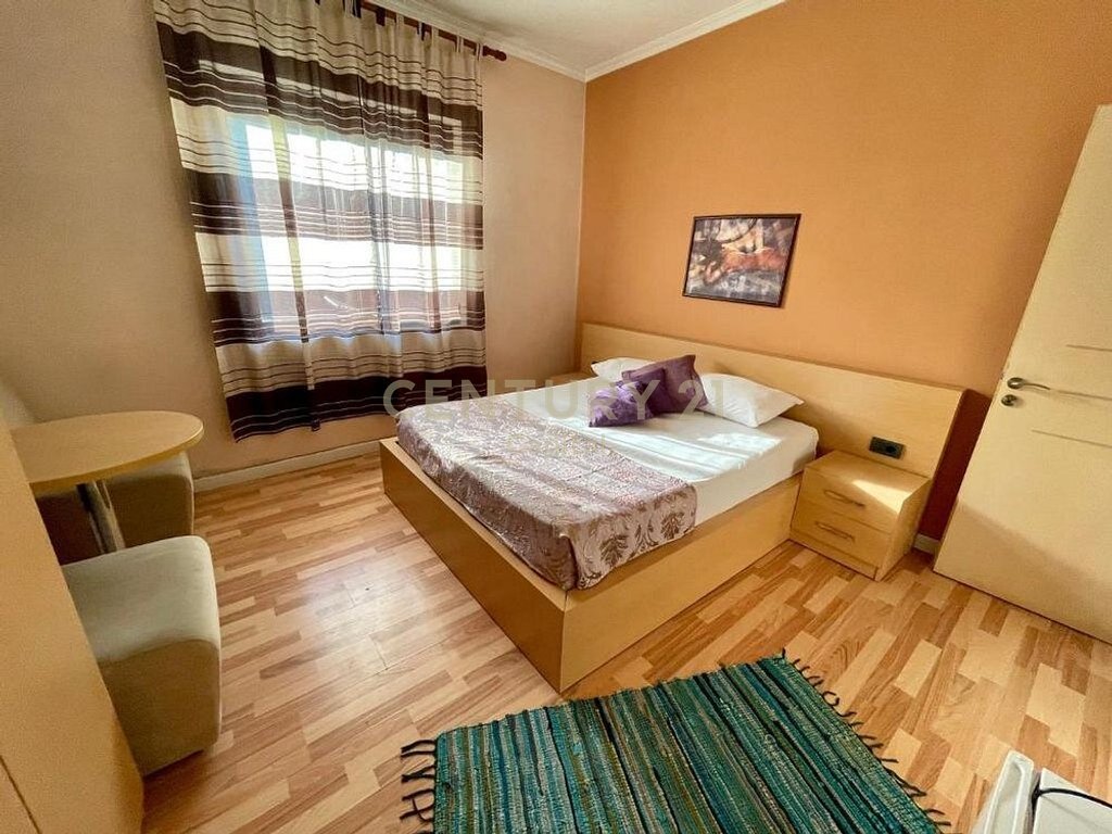 Hotel me 12 Dhoma dhe ambient per Bar-Restorant, në rrugen kryesore Laprake