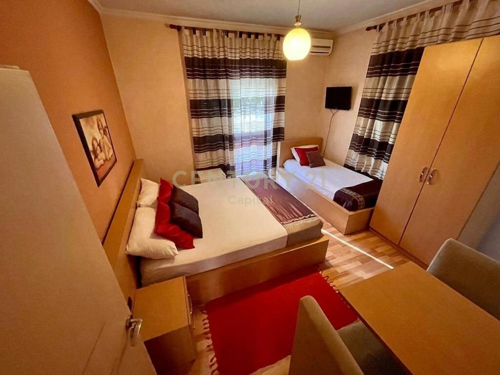 Hotel me 12 Dhoma dhe ambient per Bar-Restorant, në rrugen kryesore Laprake