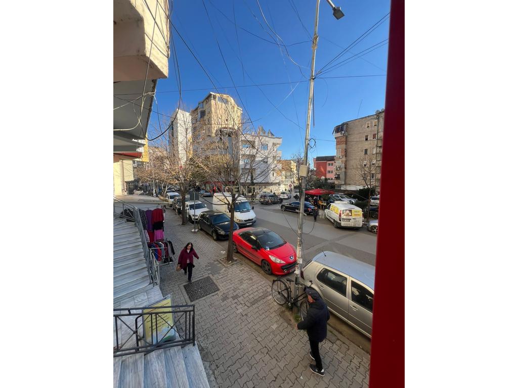 Shitet Ambient Komercial Tek Shkolla e Baletit!