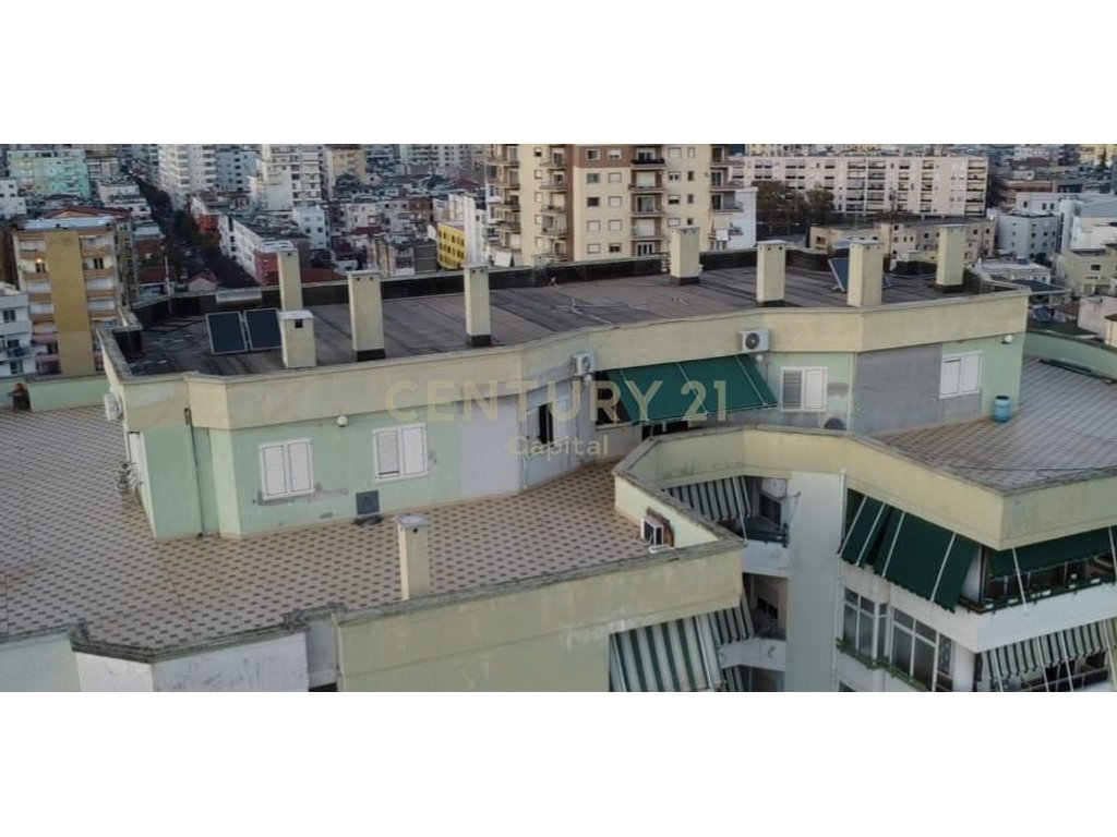 Penthouse për qera në zemër të Durrësit me pamje 360 grade.