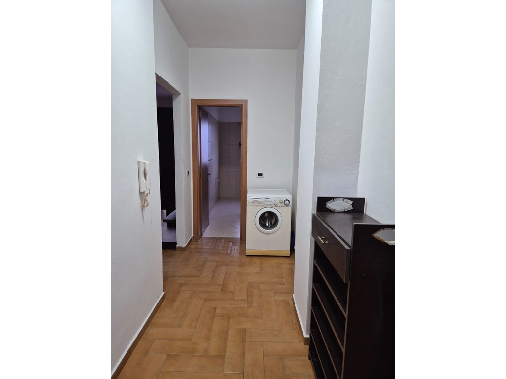 Apartament 2+1 Me Qira në Rruga e Kavajës,perball shkolles Kongresi Manastirit rruga Him Kolli  Tiranë - 700 MIJE LEKE  | 90 m²