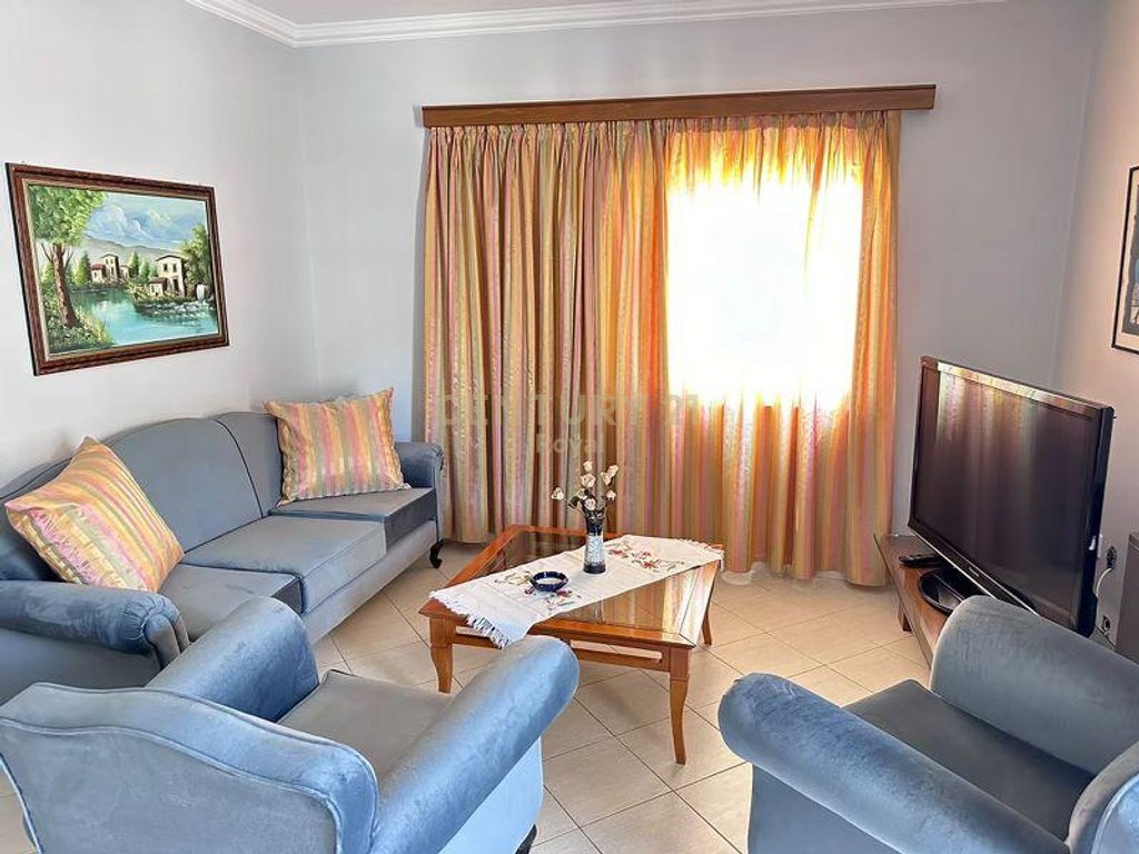 Shitet apartament 3+1+2  prane Saranda Palace