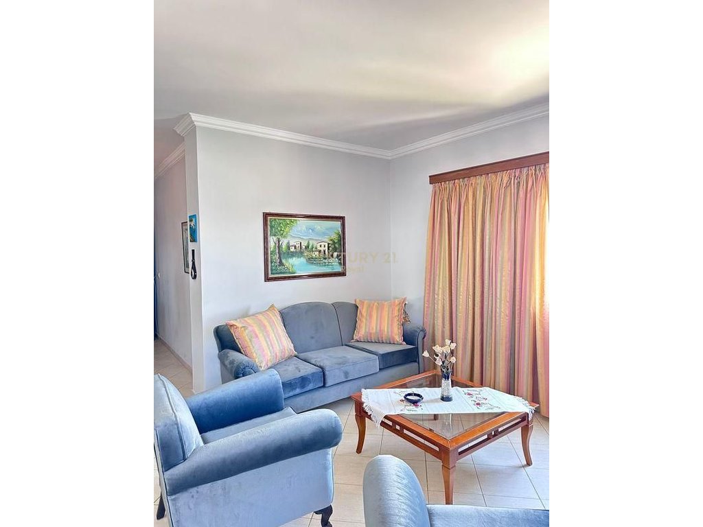 Shitet apartament 3+1+2  prane Saranda Palace