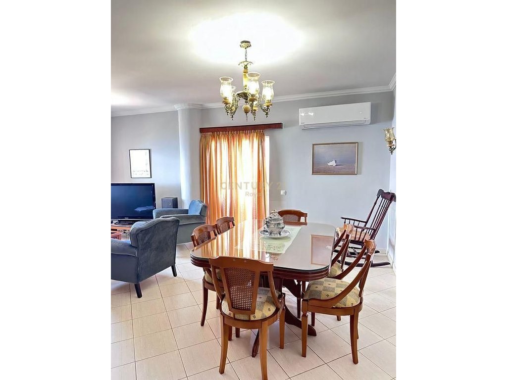 Shitet apartament 3+1+2  prane Saranda Palace