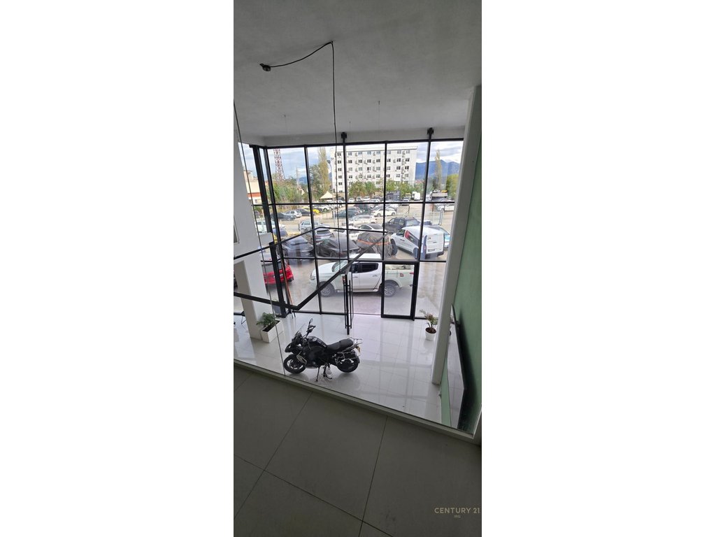 Showroom zyra dhe 2000 m2 parkim per qira!