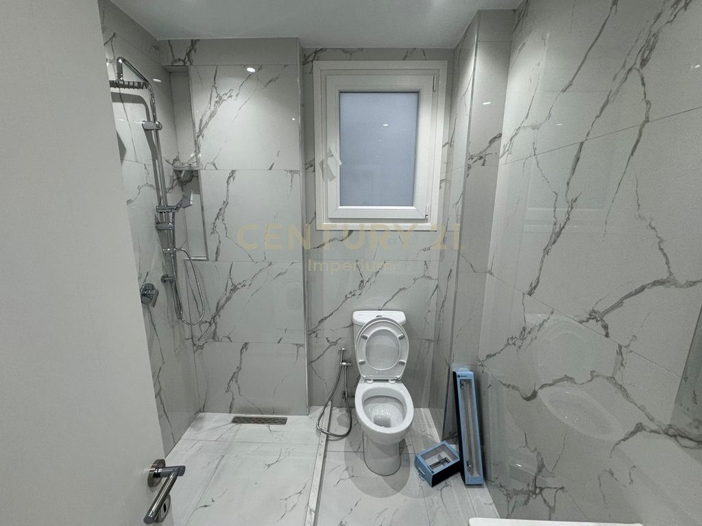 Jepet me qira Apartament 2+1 me Verandë – Kodra e Priftit