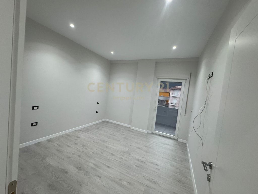 Apartament 1+1 me verandë në Kodrën e Priftit!