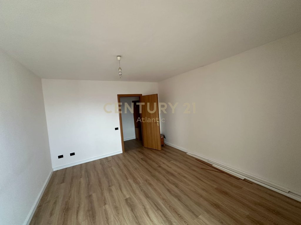 SHITET APARTAMENT 2+1 PRANE MARKATES DURRES!