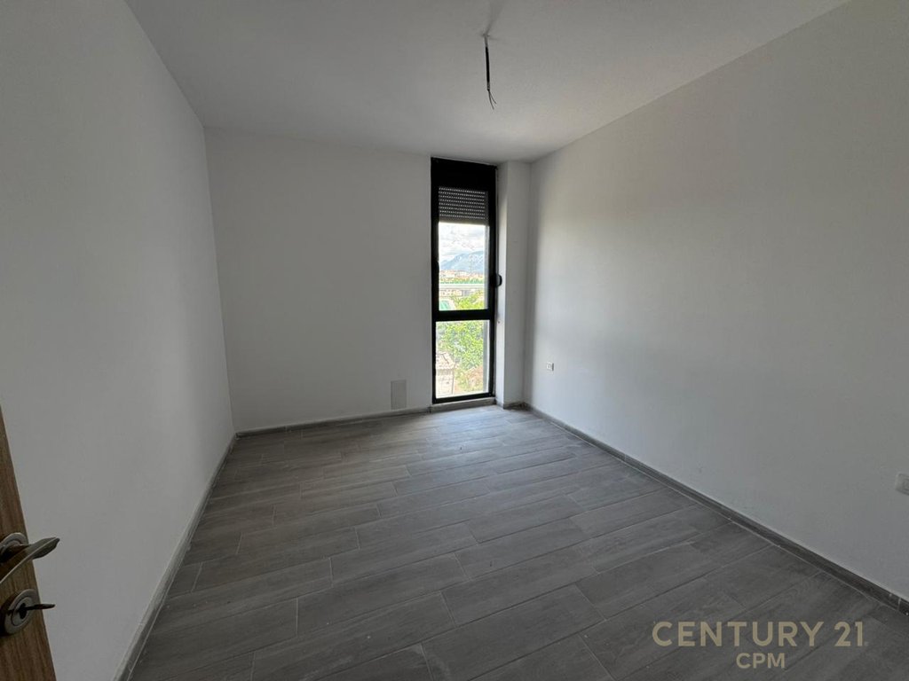 Shitet apartament  3+1, ne fund te rruges 5 Maj !