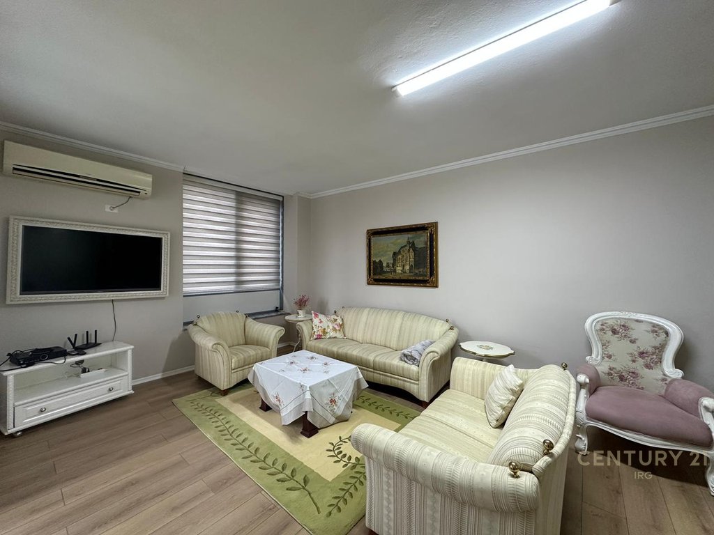 Apartament me qira në Qendër, përballë Parlamentit!!