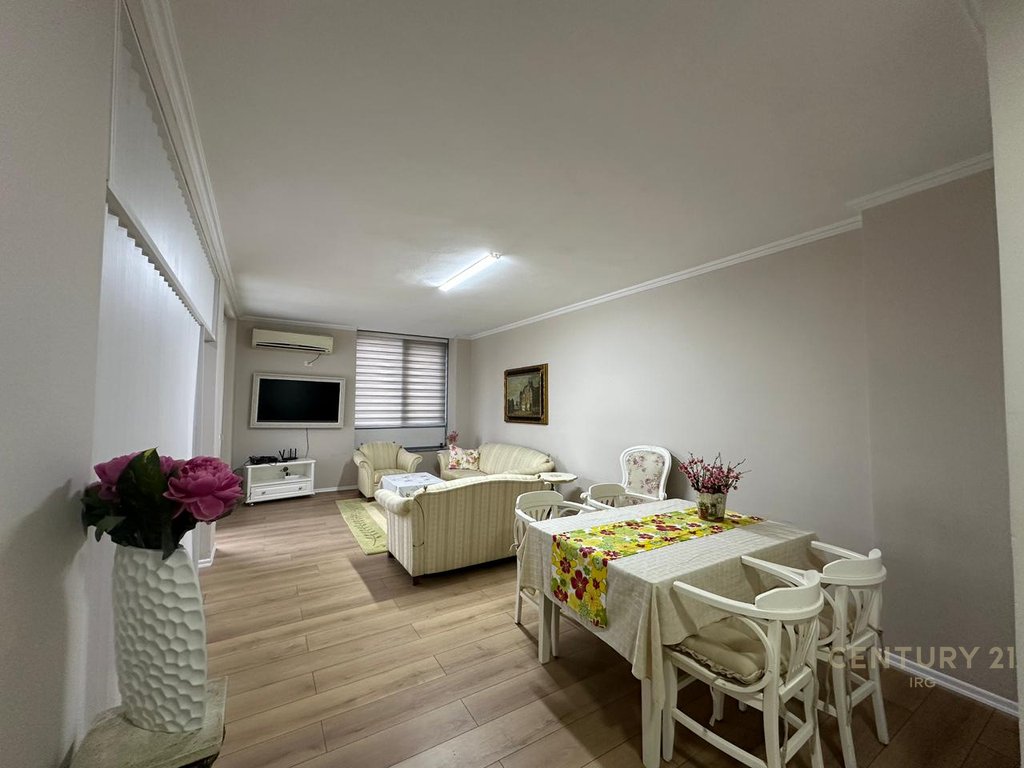 Apartament me qira në Qendër, përballë Parlamentit!!