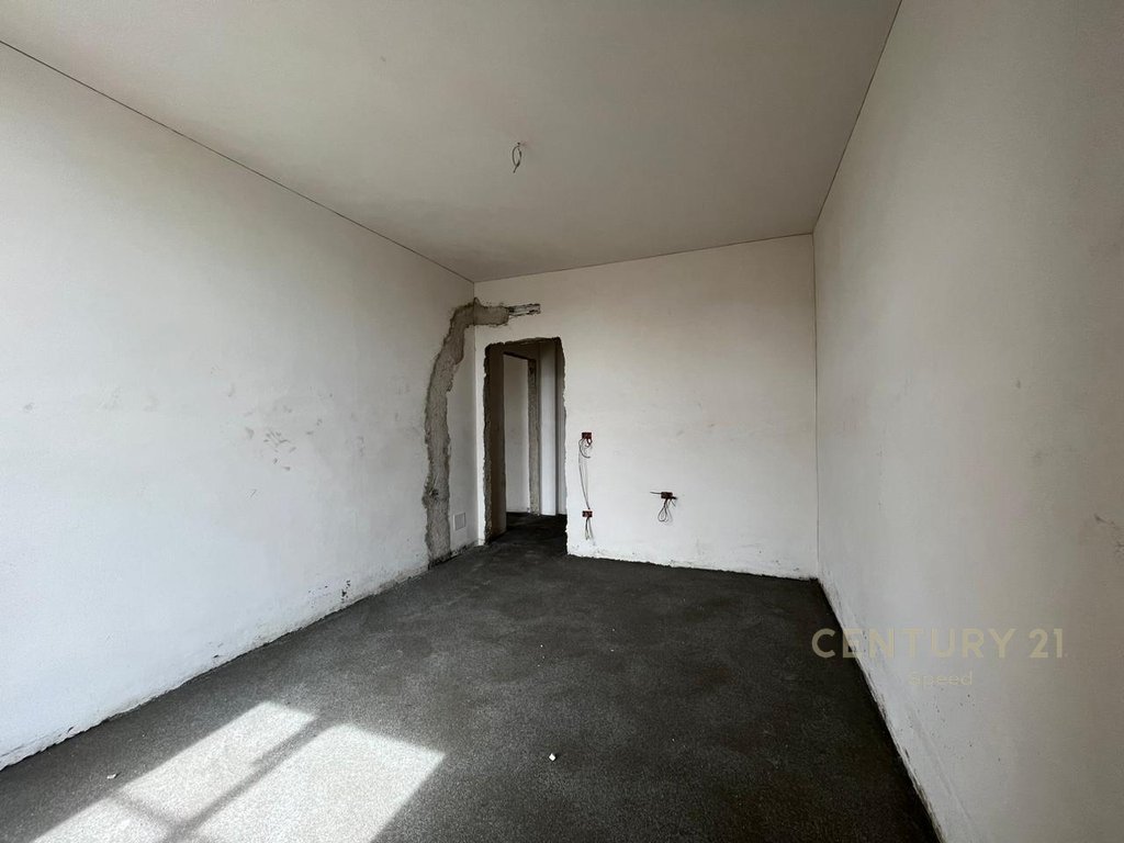 Shitet apartament 2+1+2  në Ali Dem!!