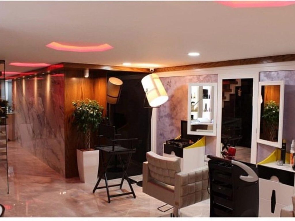 Jepet me Qira – Ambient Duplex i Mobiluar Qender Estetike,  Parukeri