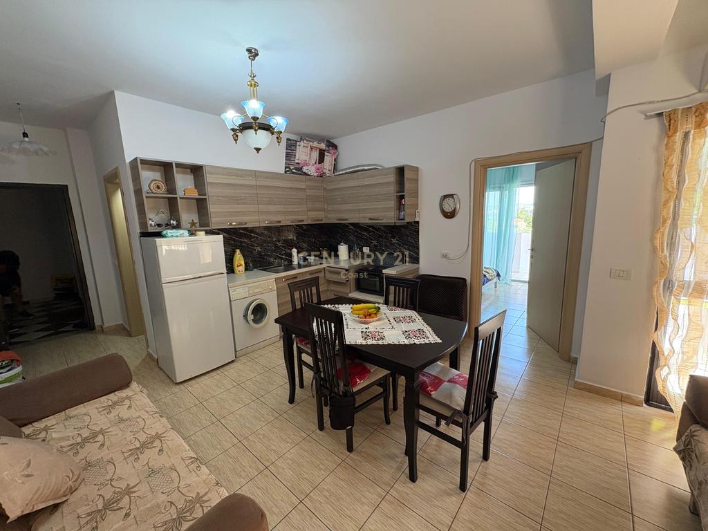 Apartament Modern 1+1 për Qira – Linja e Parë në Lungomare, Zona e “Rrapit”, Vlorë.