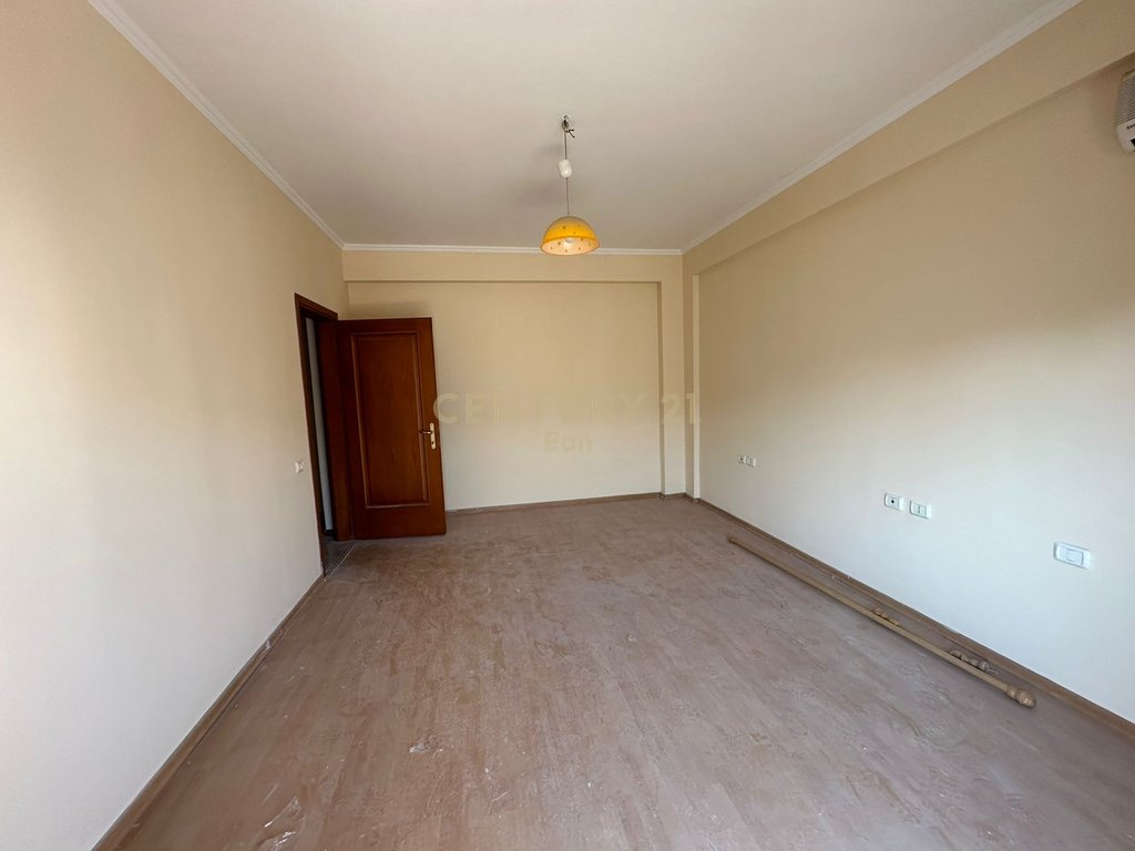 SHESIM APARTAMENT 1+1 PRANE DREJTORISE SE POLICISE, DURRES !