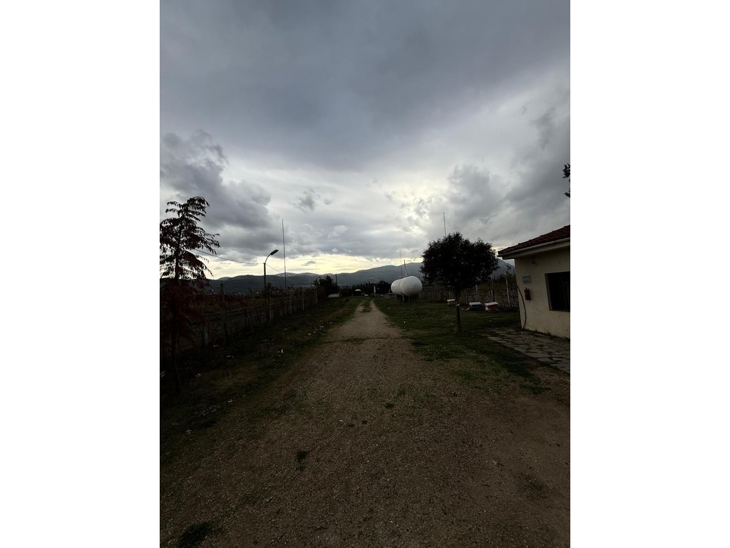 TRUALL ME SIPËRFAQE 1617 M² NË ZAGORÇAN, POGRADEC – MUNDËSI IDEALE INVESTIMI PËR BIZNES GAZI !!!