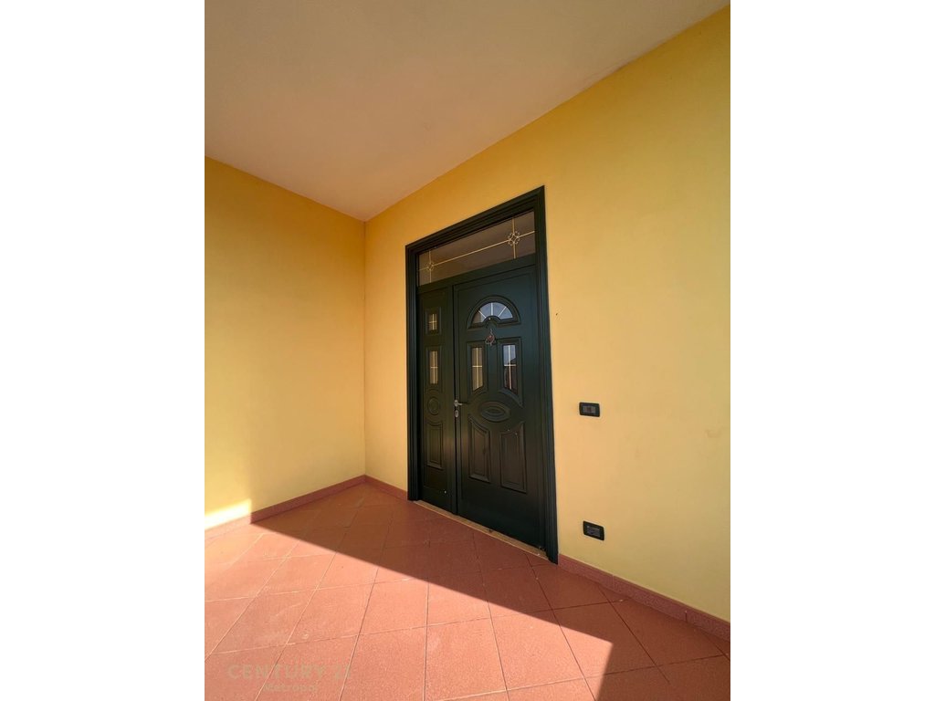 Shitet shtëpi private vetem 350 mt nga plazhi  me 1,300 m² truall në Karpen, Kavajë