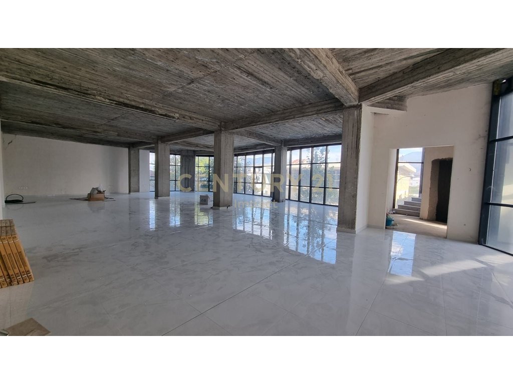 Hapësirë multifunksionale me qira në Kamëz, buze rruge me 4500€ !
