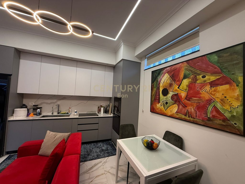 SHITET APARTAMENT 1+1 , E MOBILUAR NE DETAJE PRANE MUZEUMIT DURRES !