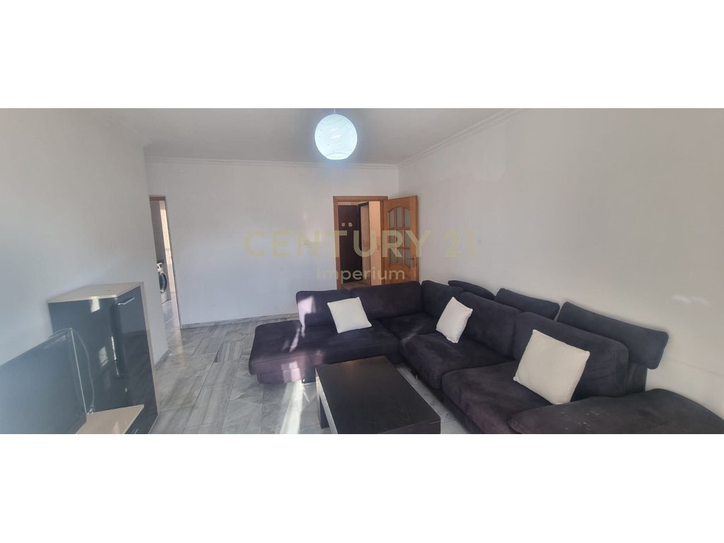 Apartament 2+1 me kuzhinë të veçuar dhe 2 ballkone për QIRA – Laprakë, Tiranë