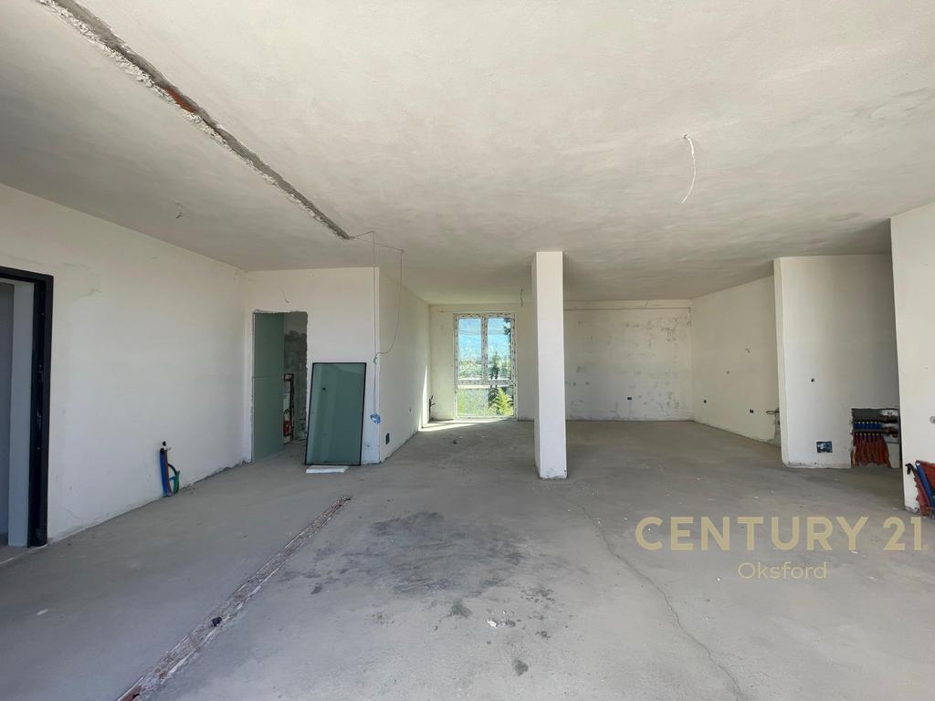APARTAMENT PENTHOUSE  3+1+2 ME VERAND PER SHITJE TEK LIQENI I FARKES